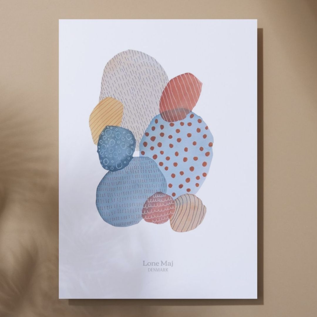 Kunstplakat i A3 og 50x70 cm med motivet Blue nordic i blå, røde og gule farver med klart og moderne udtryk, tryk af originalt værk.