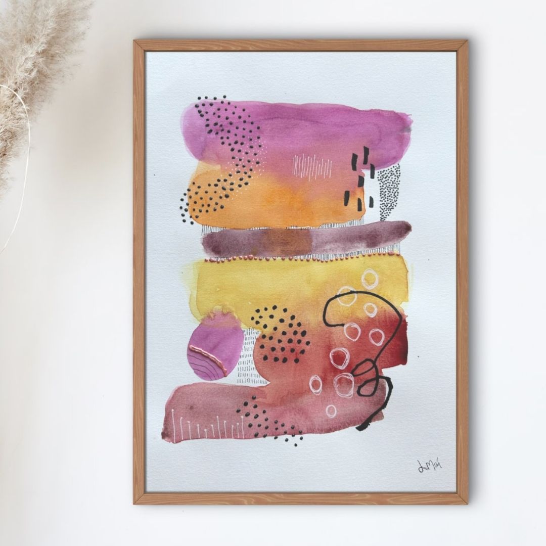 Original akvarel i 30x40 cm med abstrakte former i rosa, gul, orange og rød samt sorte og hvide mønstre på akvarelpapir.