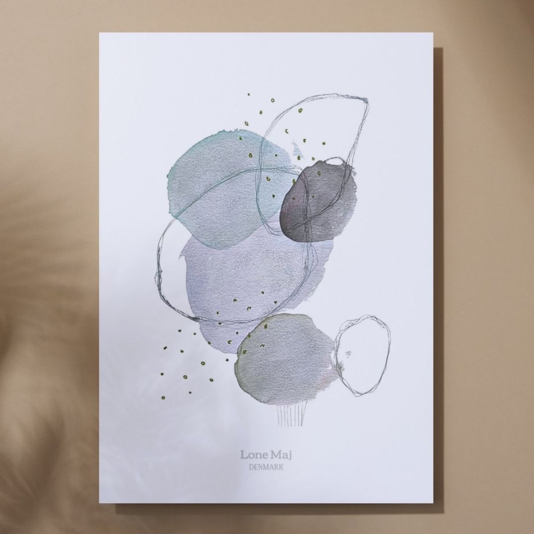 Kunstplakat i A3 og 50x70 cm med motivet Grøn galakse i sarte grønne og grå nuancer med tynde sorte cirkler, tryk af originalt værk.