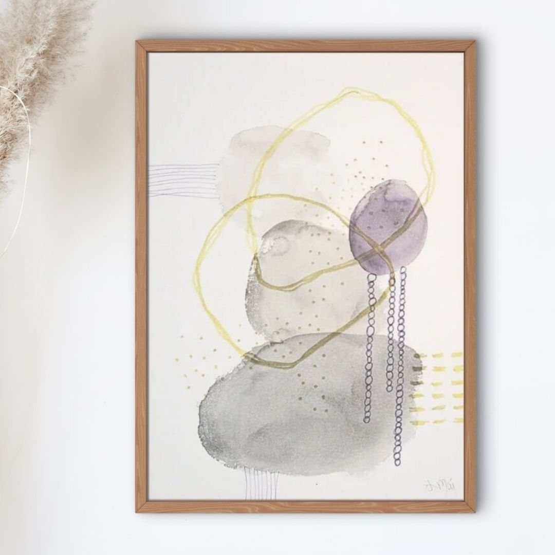 Original akvarel 30x40 cm med abstrakt galakse i grå nuancer med gyldne ringe, kædeformer og sorte prikker som stjerner.