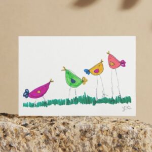 Sjovt A6 kort med farverigt akvarelmotiv af høns i lilla, gul og grønne nuancer, trykt på papir i høj kvalitet.